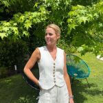 Amelia Bono con chaleco blanco.