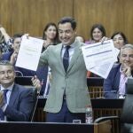 Juanma Moreno en el Parlamento de Andalucía