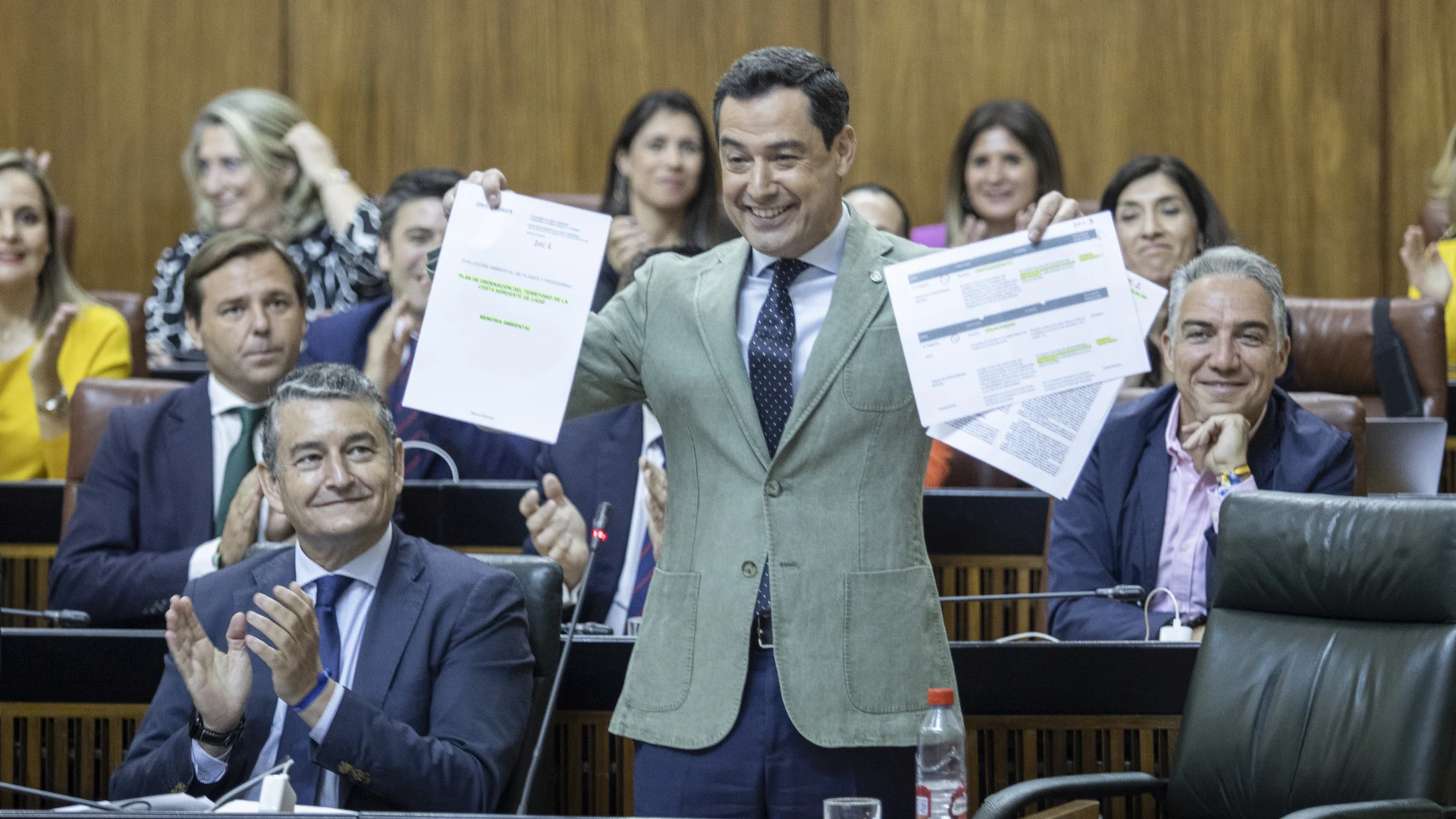 Juanma Moreno en el Parlamento de Andalucía