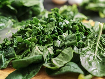 Los alimentos m&aacute;s ricos en vitamina K son las verduras de hoja verde oscuro, como la col rizada (kale), espinacas, acelgas, br&oacute;coli, perejil y coles de Bruselas