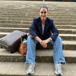 Vicky Martín Berrocal con New Balance y jeans.