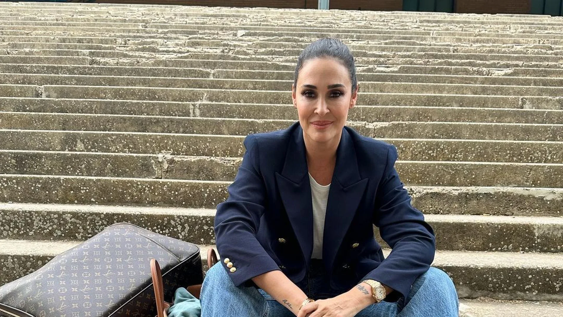 Vicky Martín Berrocal con New Balance y jeans.