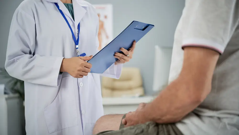 Examen médico a persona con VIH