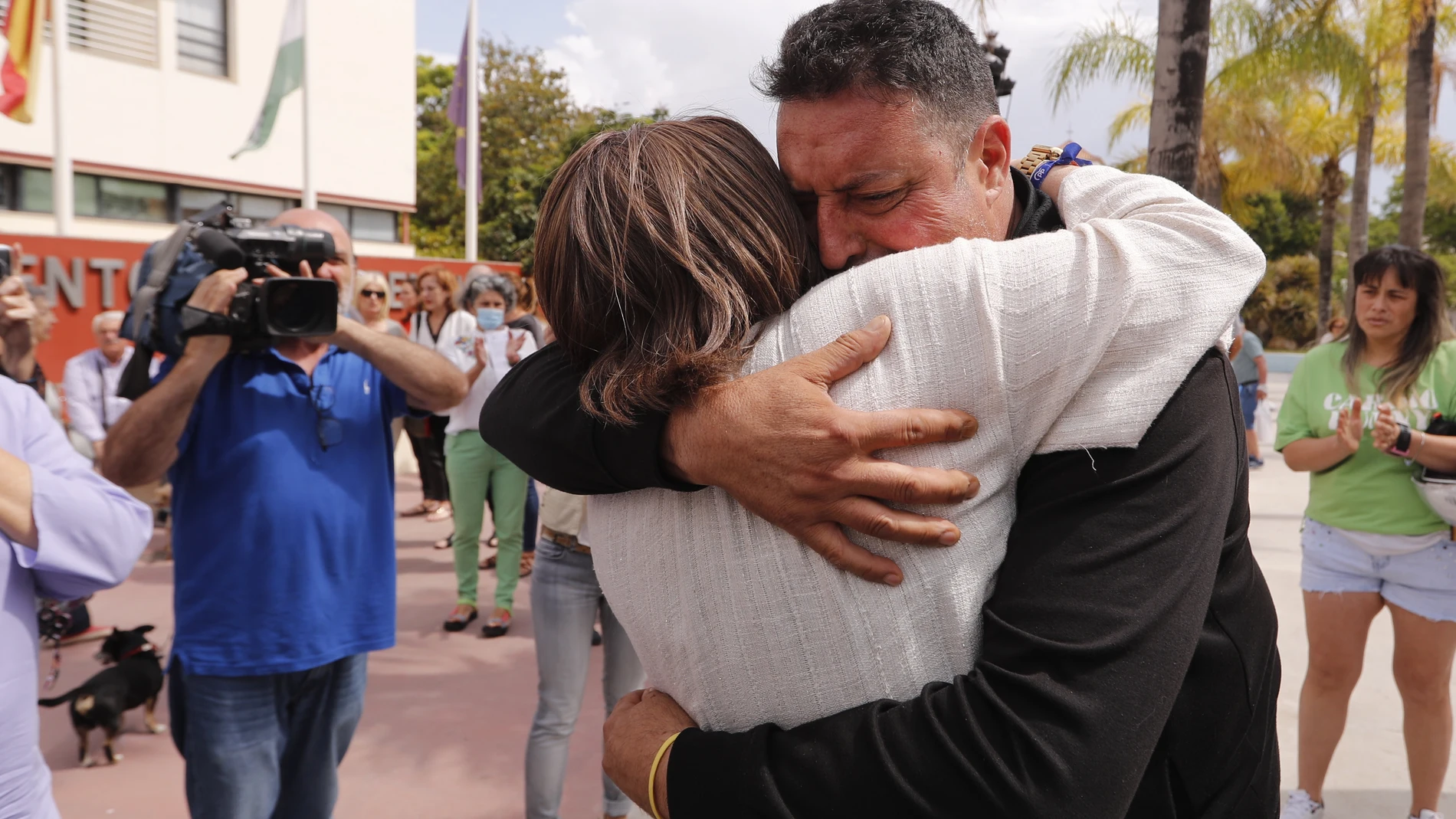 La alcaldesa de Torremolinos, Margarita del Cid, abraza al encargado del restaurante donde trabajaba la fallecida