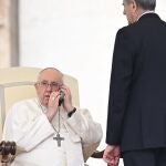 Ciudad del Vaticano.- 17/05/2023.- El Papa Francisco habla por teléfono durante su audiencia general del miércoles en la Plaza de San Pedro en el Vaticano.