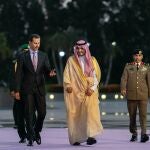 HANDOUT - 18 May 2023, Saudi Arabia, Jeddah: Syrian President Bashar Al-Assad (L) is received by Mecca Province Deputy Governor Prince Badr bin Sultan bin Abdulaziz Al Saud, as he arrives in Jeddah to attend the 32nd Arab Summit. 