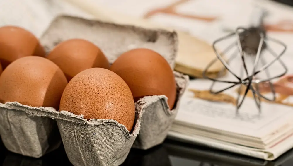 Huevera de cartón con cinco huevos