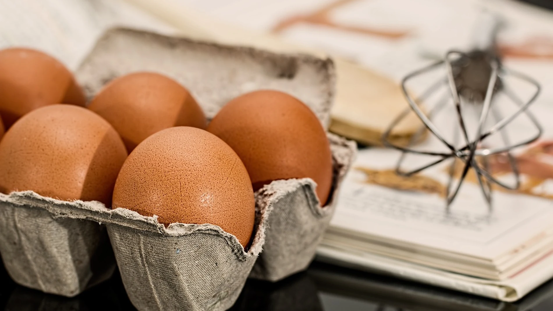 Huevera de cartón con cinco huevos