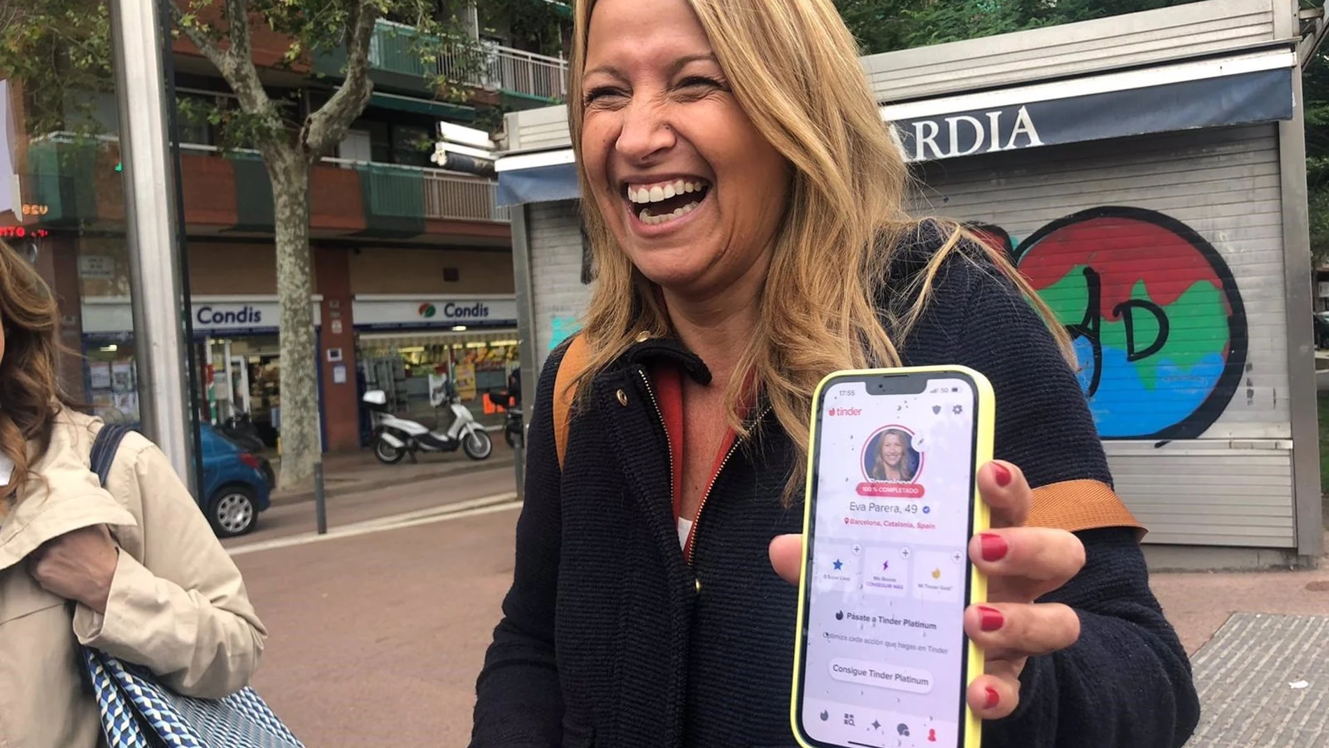 La candidata de Barcelona que recurre a Tinder para buscar votantes: "Abstenerse colauers, cupaires, okupas y comunistas"