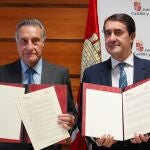  El consejero de Medio Ambiente, Vivienda y Ordenación del Territorio, Juan Carlos Suárez-Quiñones, firma con el presidente del Consejo General de las Cámaras de la Propiedad Urbana de Castilla y León, Ángel Merino, un convenio para la implantación de oficinas de información antiocupación en Castilla y León