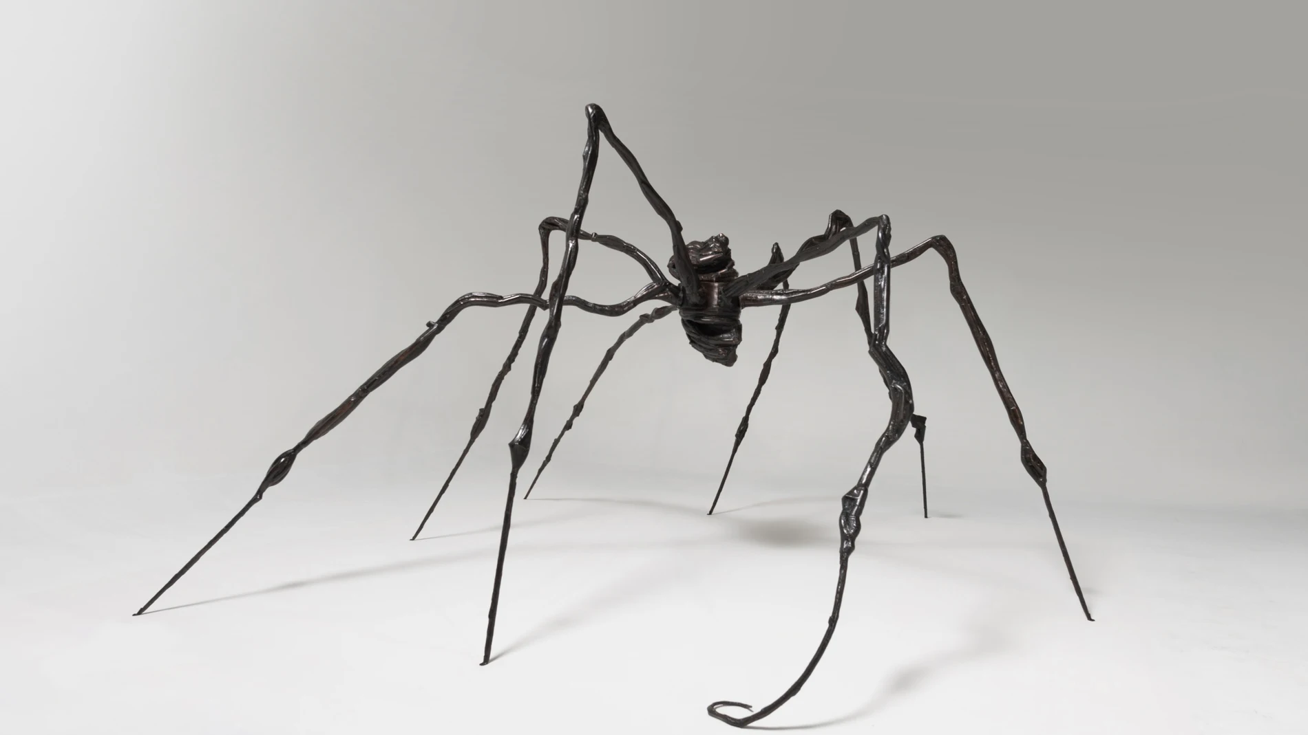 USA7268. NUEVA YORK (NY, EEUU), 18/05/2023.- Fotografía cedida por Sotheby's donde se muestra la obra "Spider" -Araña- (1996) de la artista francoestadounidense Louise Bourgeois (1911-2010), que se vendió este jueves por 32,8 millones de dólares en una subasta en Nueva York y se convirtió en su obra más cara. La escultura de unos 3 metros de alto y 5,5 de ancho era la estrella de la venta de arte contemporáneo de Sotheby's y partía con una estimación entre 30 y 40 millones de dólares, pero el interés se estancó al alcanzarse esa horquilla mínima, a la que se le sumaron comisiones e intereses. EFE/Sotheby's /SOLO USO EDITORIAL/NO VENTAS/SOLO DISPONIBLE PARA ILUSTRAR LA NOTICIA QUE ACOMPAÑA/CRÉDITO OBLIGATORIO
