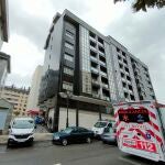 El edificio en el que vivían las dos mellizas de 12 años que se precipitaron por la ventana de un rellano del sexto el viernes por la mañana en la calle Facetos 47 del barrio de La Ería