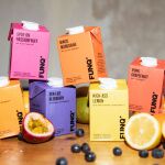 Refrescos a base de agua del grifo y ropa con cordaje de raqueta 