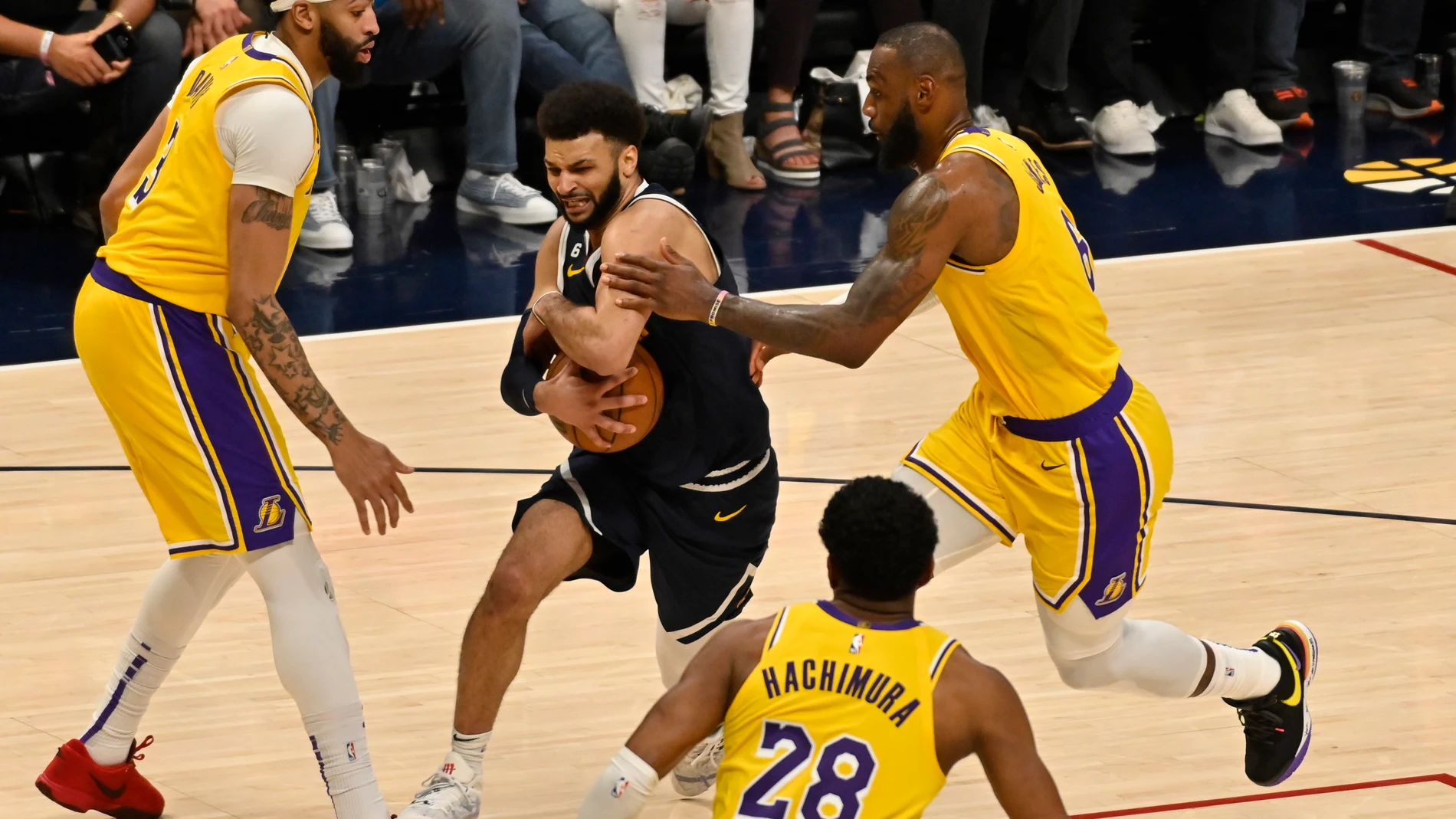 Jamal Murray escapa de la defensa de LeBron y Anthony Davis