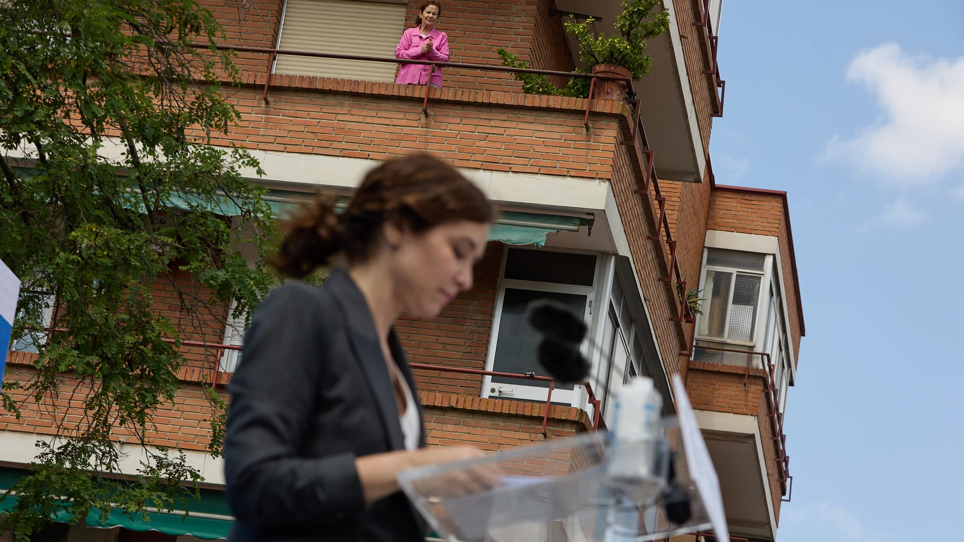 Una señora observa desde su balcón a la presidenta de la Comunidad de Madrid y candidata del PP a la reelección, Isabel Díaz Ayuso, durante un acto de campaña electoral del Partido Popular, en el bulevar Miguel Ángel Blanco, a 19 de mayo de 2023, en Parla, Madrid (España). Ayuso ha tenido un encuentro con simpatizantes y afiliados del PP de Madrid de cara a las próximas elecciones municipales y autonómicas del 28 de mayo. 19 MAYO 2023;MADRID;PARLA;AYUSO;ELECCIONES;28M Jesús Hellín / Europa Press 19/05/2023