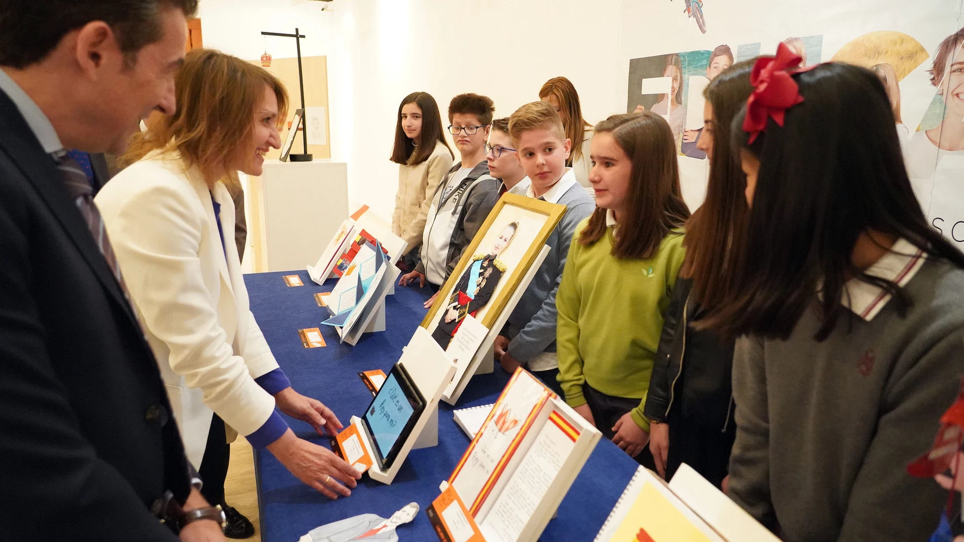 La consejera de Educación de la Junta de Castilla y León, Rocío Lucas, el presidente de FIES, Rafael Guardans, y el director territorial de Relaciones Institucionales de Orange, Óscar Aragón, charlan con la abulense Alba Sánchez, ganadora del premio de la 42 edición del concurso ‘¿Qué es un rey para ti?’