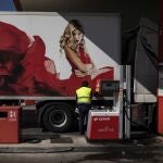 Un camionero reposta combustible en una gasolinera Cepsa