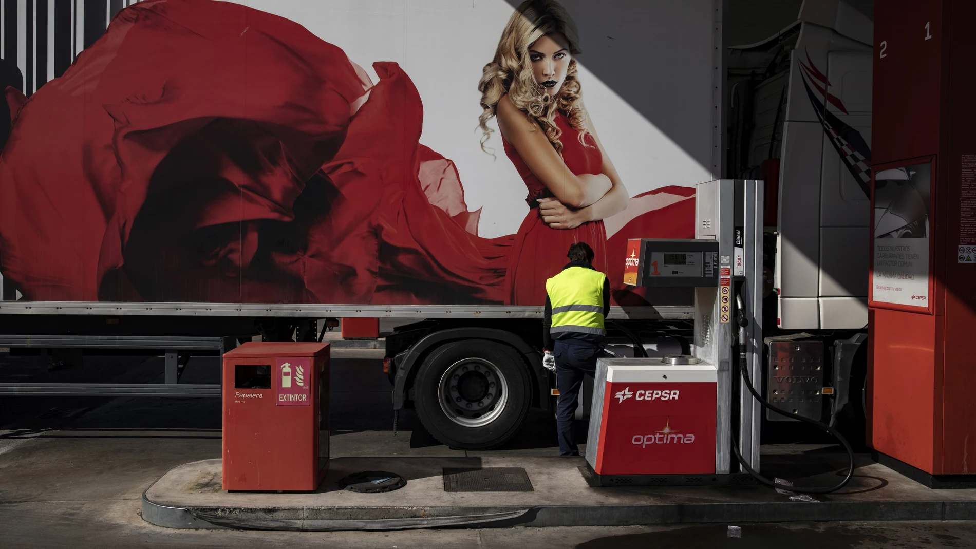 Un camionero reposta combustible en una gasolinera Cepsa