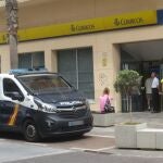 Patrulla de la Policía Nacional ante Correos