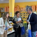 El candidato del PP a la Alcaldía de Zamora, Jesús María Prada, conversa con comerciantes
