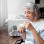 Persona con alzheimer comiendo