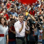 El secretario general del PSOE, Pedro Sánchez, esta mañana en el mitin central de campaña en Valencia, junto a Ximo Puig y Sandra Gómez