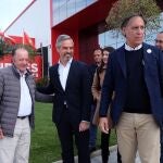El candidato del PP a la Alcaldía, Carlos García Carbayo, presenta las políticas de su programa electoral relativas al desarrollo logístico e industrial, acompañado por el vicesecretario de economía del PP, Juan Bravo, en la empresa Neumáticos Andrés