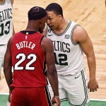 Grant Williams se enfrenta a Jimmy Butler antes de que comenzara la remontada de los Heat
