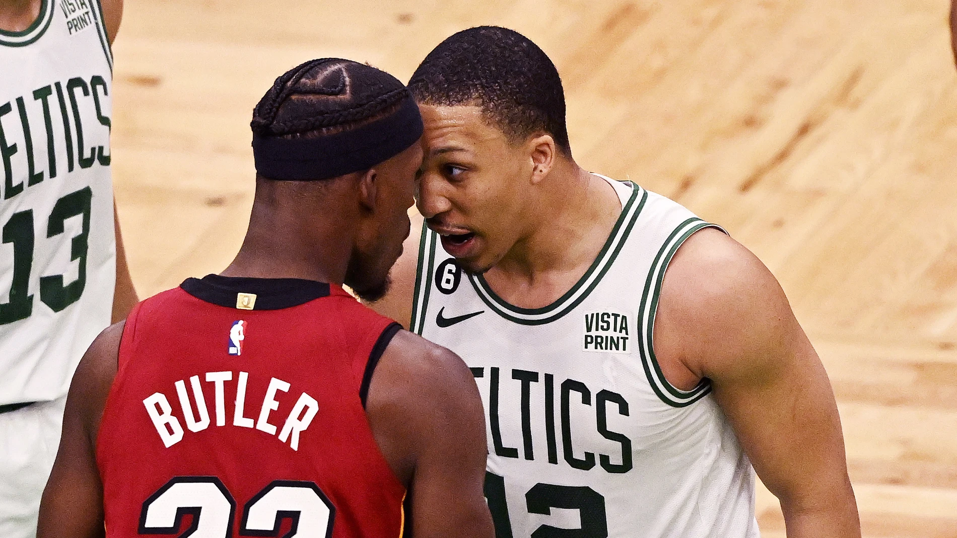 Grant Williams se enfrenta a Jimmy Butler antes de que comenzara la remontada de los Heat
