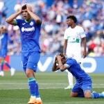 Aleñá y Damián Suárez se llevan las manos a la cabeza