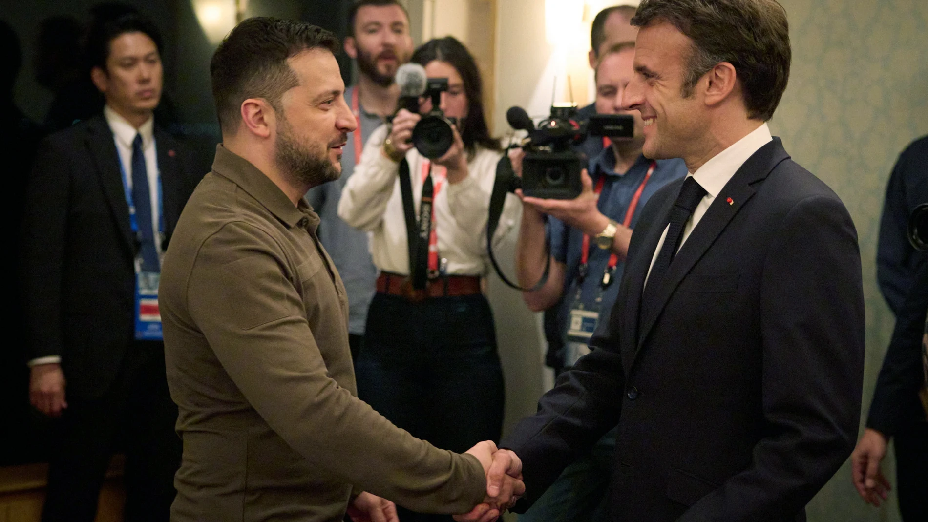 Hiroshima (Japan), 20/05/2023.- A handout photo made available by the Ukrainian Presidential Press Service shows Ukraine's President Volodymyr Zelensky (L) with France's President Emmanuel Macron (R) during a meeting, in Hiroshima, Japan, 20 May 2023, on the sidelines of the G7 Summit Leaders' Meeting. The G7 Hiroshima Summit will be held from 19 to 21 May 2023. (Francia, Japón, Ucrania) EFE/EPA/UKRAINIAN PRESIDENTIAL PRESS SERVICE HANDOUT -- MANDATORY CREDIT: UKRAINIAN PRESIDENTIAL PRESS SERVICE -- HANDOUT EDITORIAL USE ONLY/NO SALES