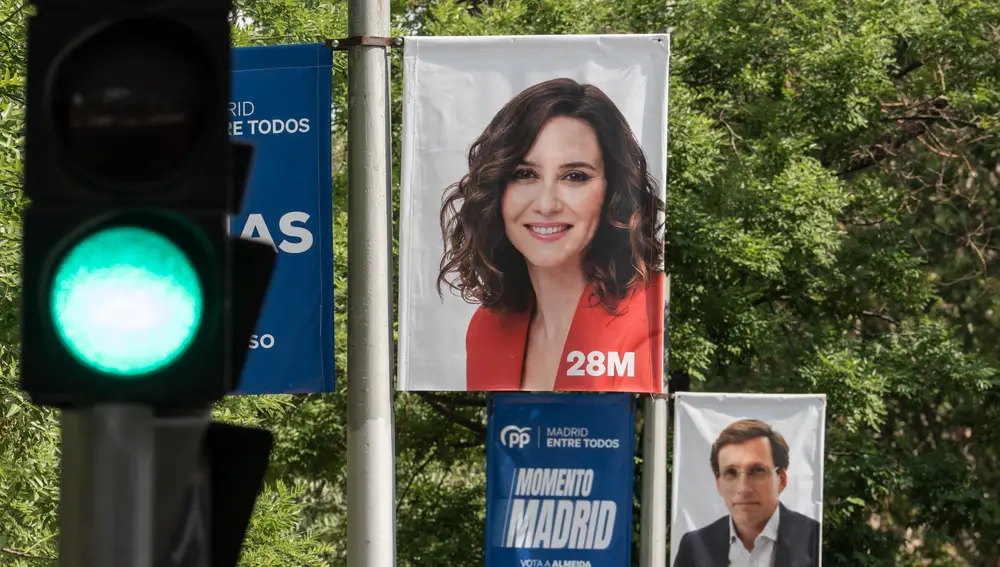 Carteles de campaña de Isabel Diaz Ayuso y Jose Luis Martinez-Almeida. David Jar