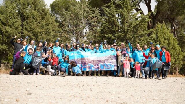 CaixaBank organiza una jornada medioambiental para limpiar de residuos el Pinar de Antequera de Valladolid