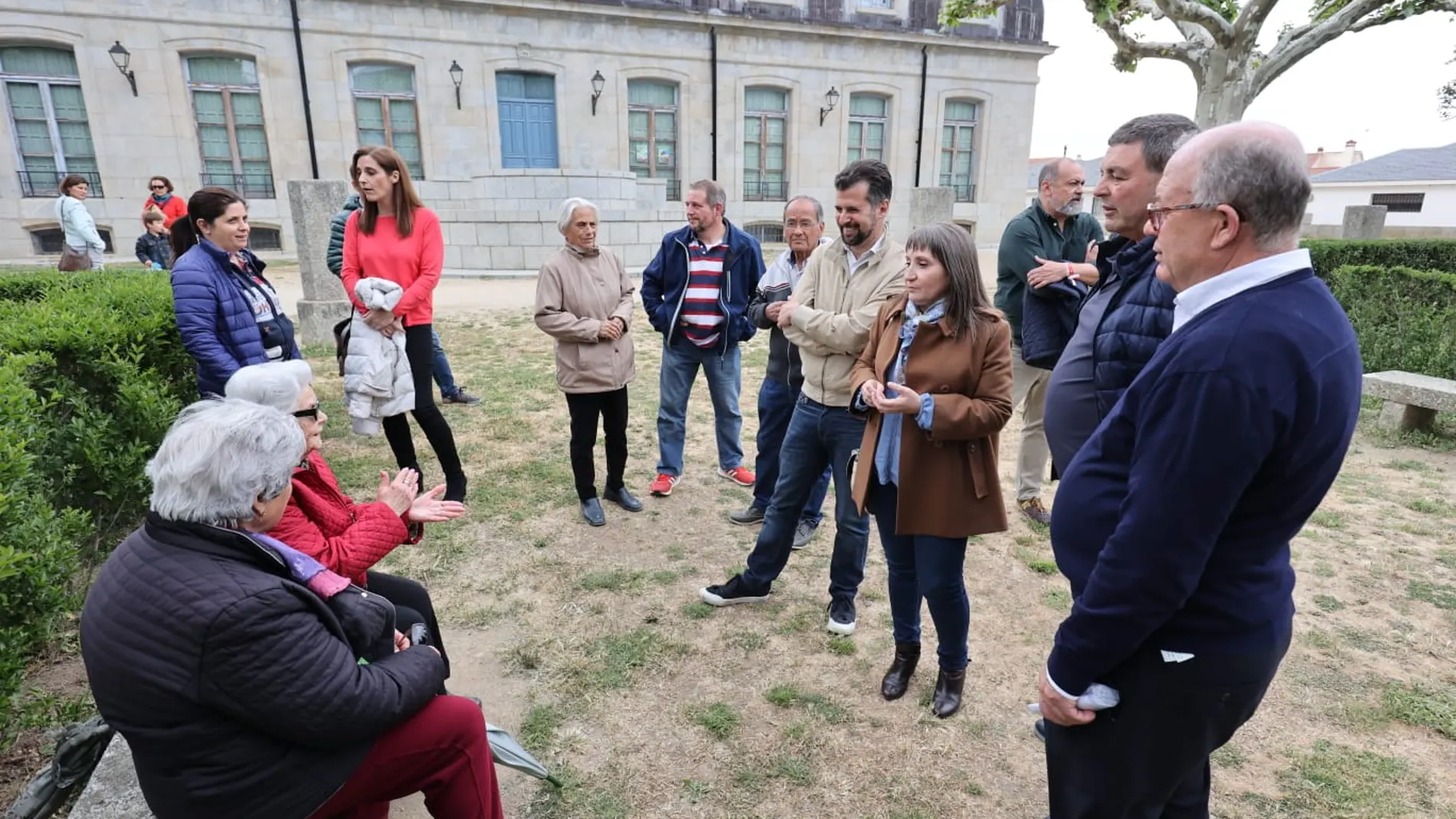 El secretario autonómico del PSOE, Luis Tudanca, visita la localidad abulense de Piedrahíta, junto al candidato del PSOE a la Alcaldía, José Ángel Blázquez, y al secretario general de los socialistas de Ávila, Jesús Caro