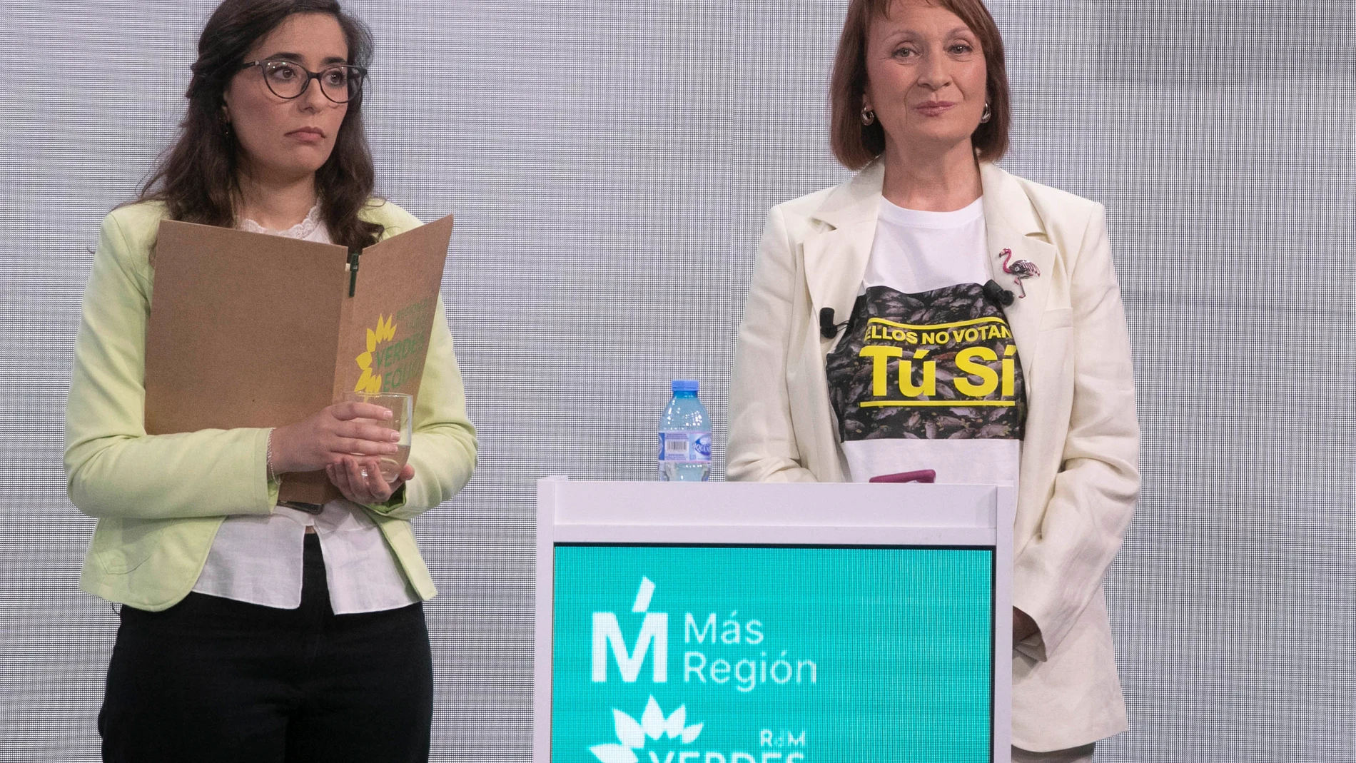 MOLINA DE SEGURA (MURCIA), 19/05/2023.- Cancelan el debate electoral que se estaba emitiendo en directo en la televisión autonómica La 7 Región de Murcia por la negativa de la candidata de Podemos-IU María Marín (d) a abandonar su atril. María Marín ha rechazado compartir su tiempo de intervención con Helena Vidal (i), de Más Región-Equo, como había ordenado la Junta Electoral, este viernes en la televisión autonómica La 7 en Molina de Segura. EFE/Marcial Guillén