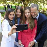 Los Reyes Felipe VI y Letizia junto a sus hijas, la princesa Leonor y la infanta Sofía
