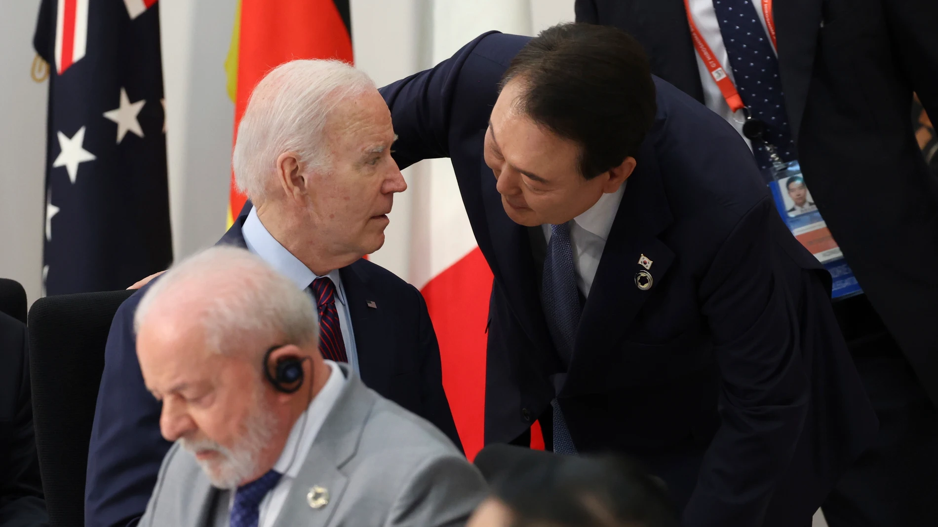 Hiroshima (Japan), 21/05/2023.- U.S. President Joe Biden (back left) and South Korean President Yoon Suk Yeol have a talk before a session during the G7 Hiroshima Summit in Hiroshima, Japan, 21 May 2023. The G7 Hiroshima Summit began 19 May and will conclude 21 May. (Japón, Corea del Sur, Ucrania) EFE/EPA/JAPAN POOL JAPAN OUT EDITORIAL USE ONLY/