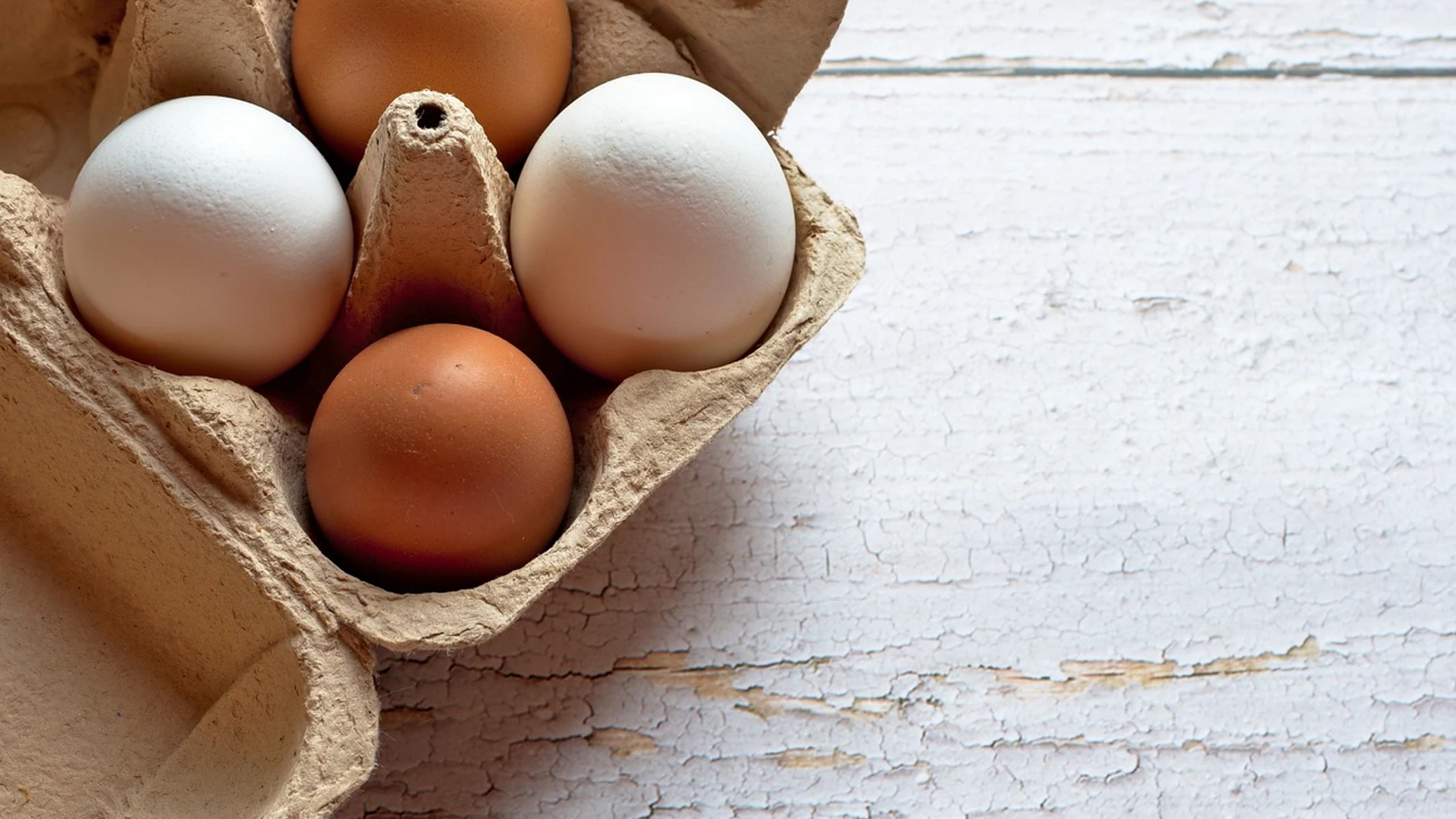 Huevera con huevos marrones y blancos