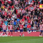 Saúl celebra con la grada uno de los goles a Osasuna