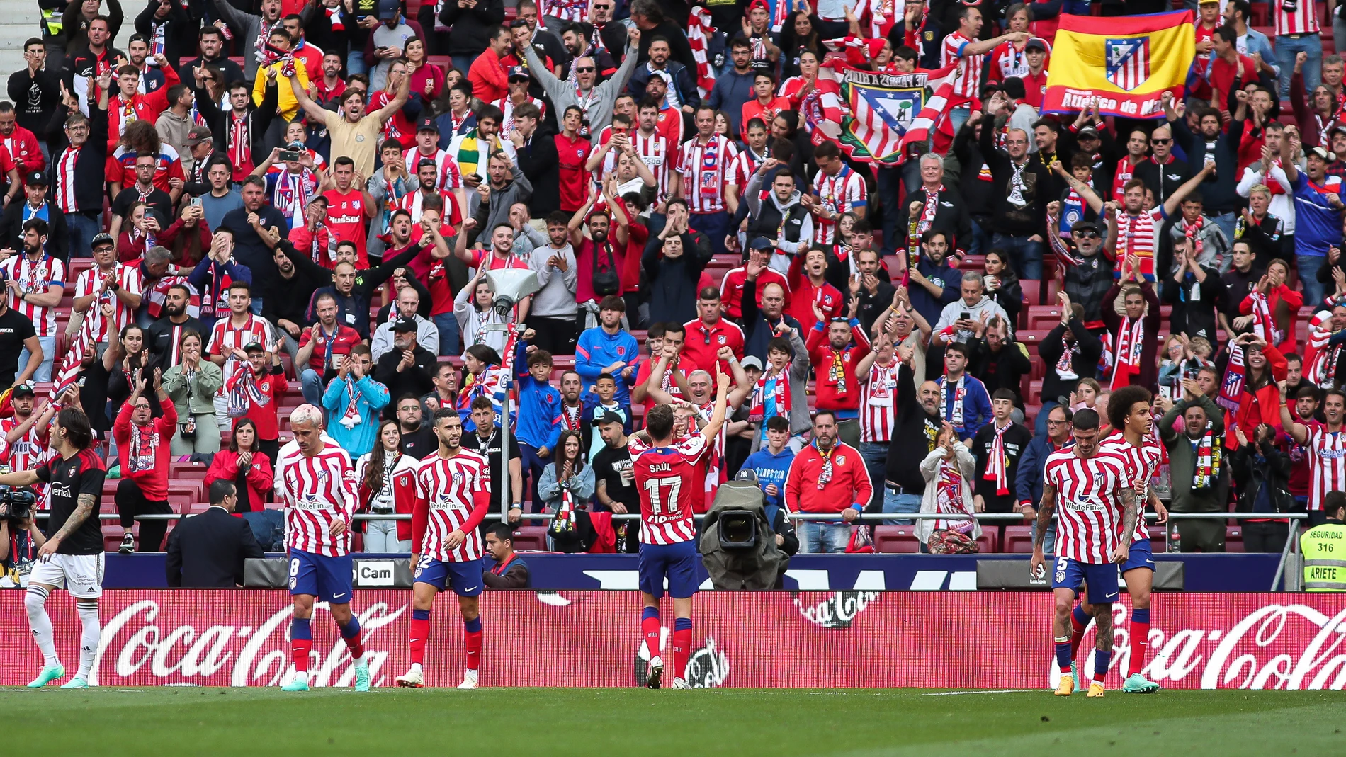 Saúl celebra con la grada uno de los goles a Osasuna