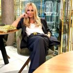 Marta Sánchez ideal con traje y zapatillas deportivas.