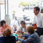 El presidente del PP y de la Diputación de Valladolid, Conrado Íscar, conversa con unas vecinas de Santibañez de Valcorba