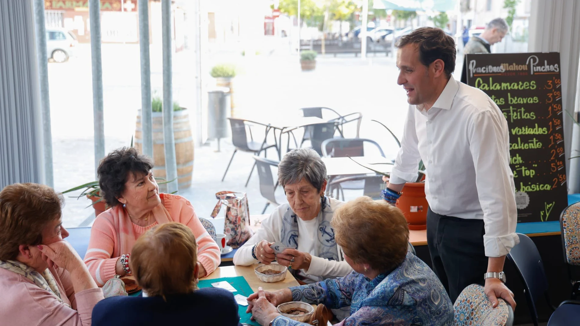 El presidente del PP y de la Diputación de Valladolid, Conrado Íscar, conversa con unas vecinas de Santibañez de Valcorba