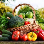 Una cesta con frutas y verduras