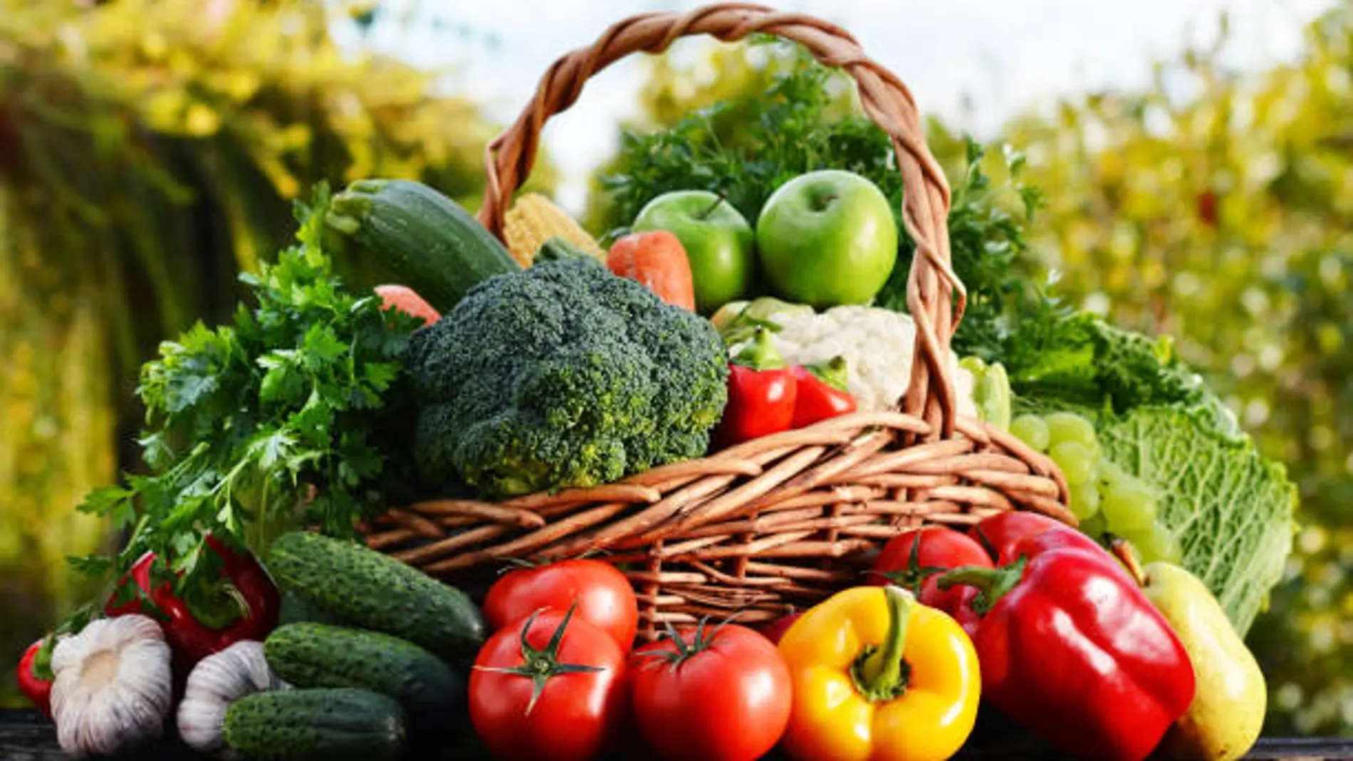Una cesta con frutas y verduras