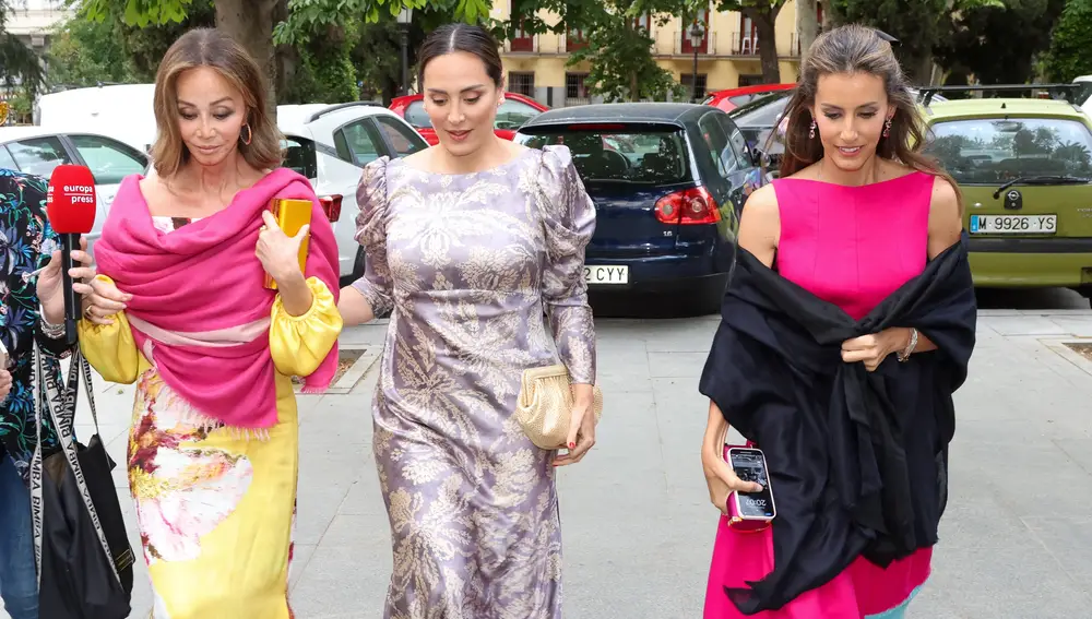 Tamara Falcó de boda con Isabel Preysler y Ana Boyer.