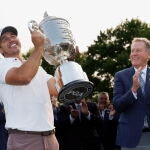 Koepka, con el trofeo de la PGA