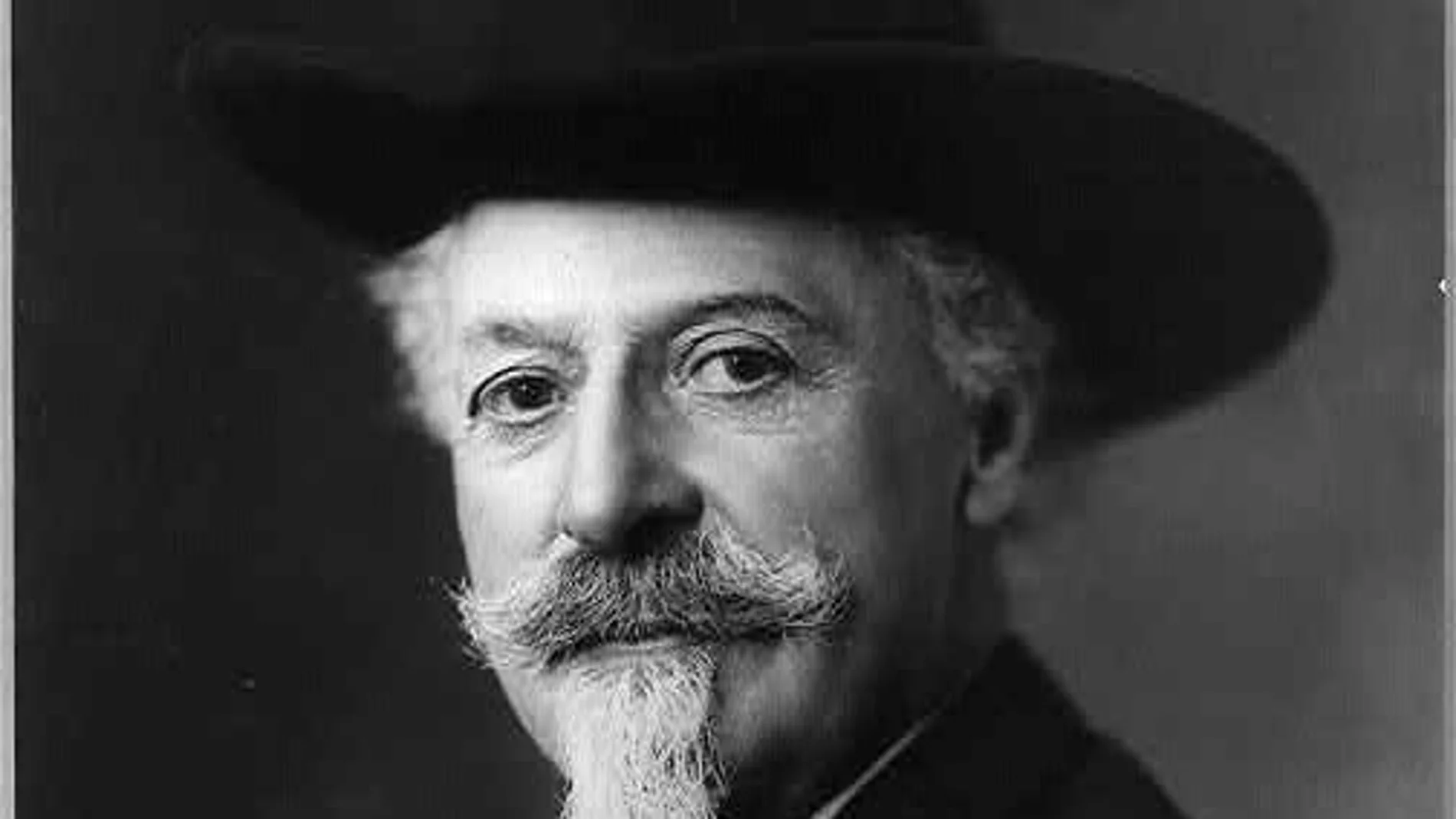 Fotografía tomada alrededor de 1911 al legendario "Buffalo Bill" en un estudio.