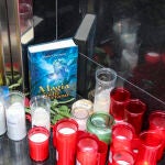 Velas, flores y un libro en el portal de la calle Facetos de Oviedo en el que vivían las mellizas Alexandra y Anastasia
