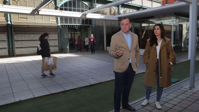 El cabeza de lista de ¡Vamos, Palencia!, Domiciano Curiel; y la integrante número tres en su lista, Marta Font, en los entornos de la plaza de Abastos de Palencia para presentar su propuesta relativa a la modernización y puesta en valor de ese mercado